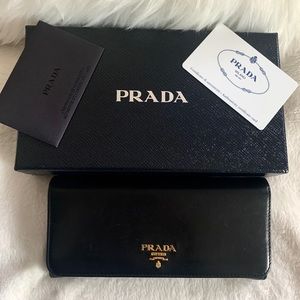 💯 Authentic Prada wallet